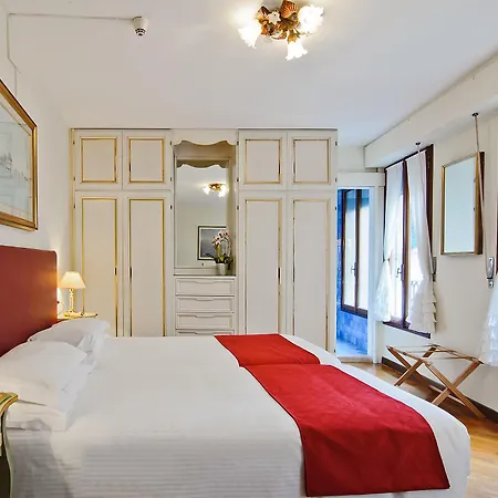 Szálloda La Fenice Et Des Artistes