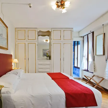 La Fenice Et Des Artistes