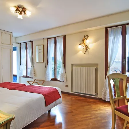 Szálloda La Fenice Et Des Artistes Velence