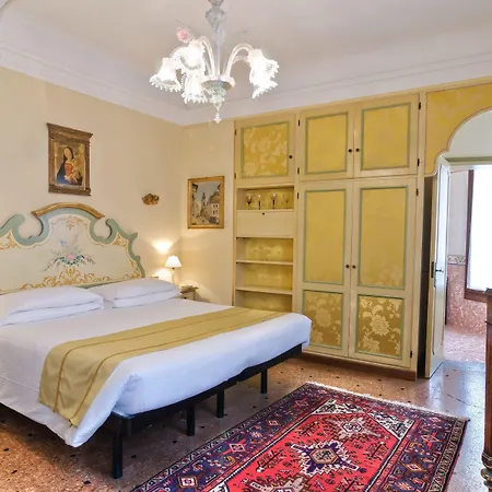 La Fenice Et Des Artistes Velence