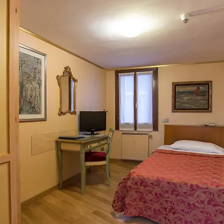 La Fenice Et Des Artistes Velence