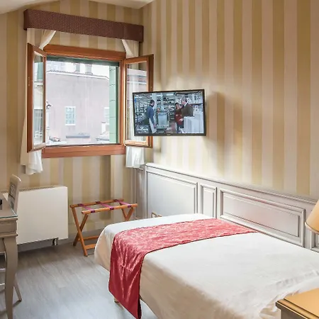 Szálloda La Fenice Et Des Artistes