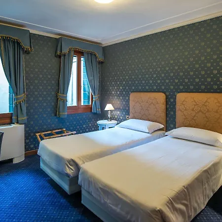 Szálloda La Fenice Et Des Artistes Velence