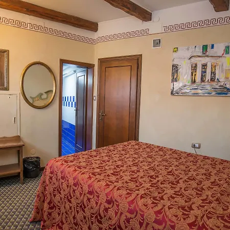 La Fenice Et Des Artistes Szálloda 3*