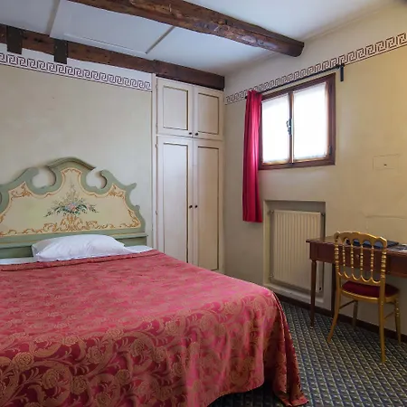 Szálloda La Fenice Et Des Artistes 3*