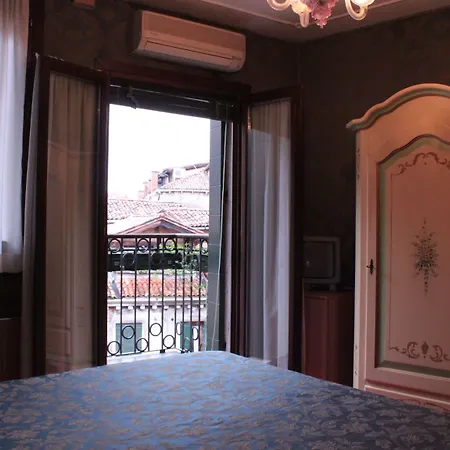 La Fenice Et Des Artistes Velence