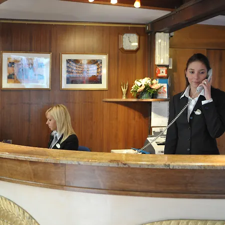 Szálloda La Fenice Et Des Artistes 3*