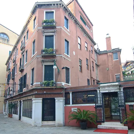 La Fenice Et Des Artistes Velence