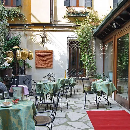 Szálloda La Fenice Et Des Artistes 3*