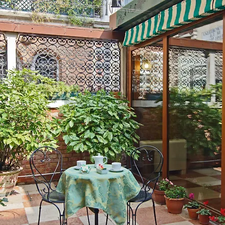 Szálloda La Fenice Et Des Artistes Velence