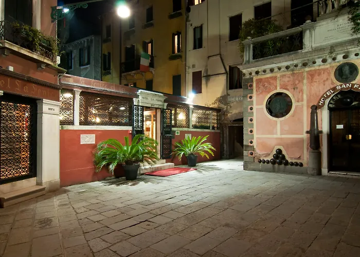 ホテル ラ フェニーチェ  エ デザルティステス