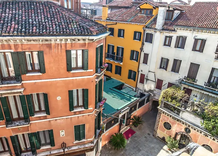 ホテル ラ フェニーチェ  エ デザルティステス 3*