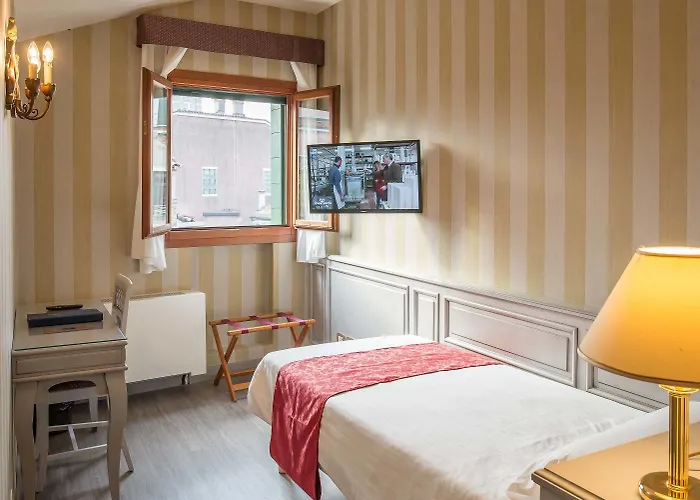 ホテル ラ フェニーチェ  エ デザルティステス