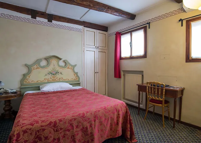 ホテル ラ フェニーチェ  エ デザルティステス 3*