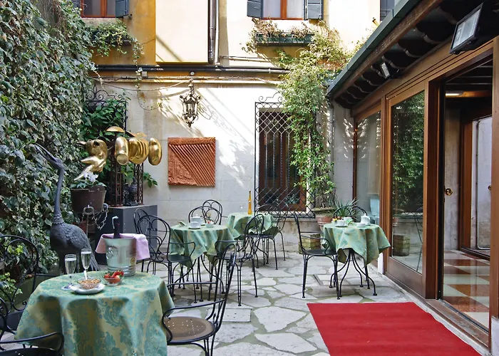 ホテル ラ フェニーチェ  エ デザルティステス 3*