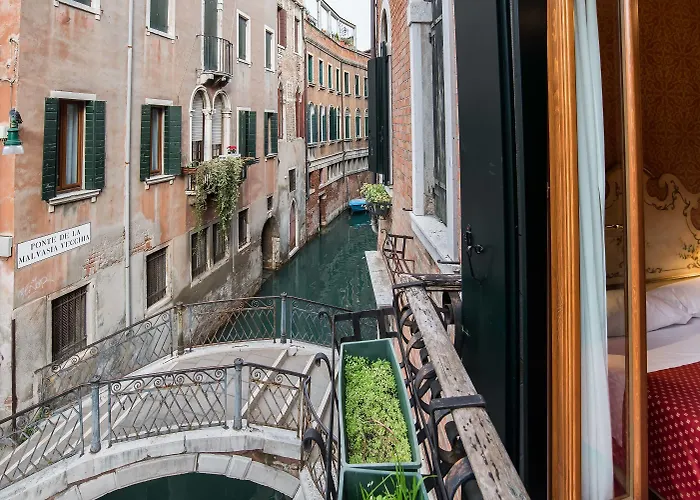 ホテル ラ フェニーチェ  エ デザルティステス 3*